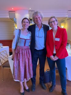 Redner Bernd Raffelhüschen mit Marion Gissing und Patricia Dölle von der Econ Referenten-Agentur